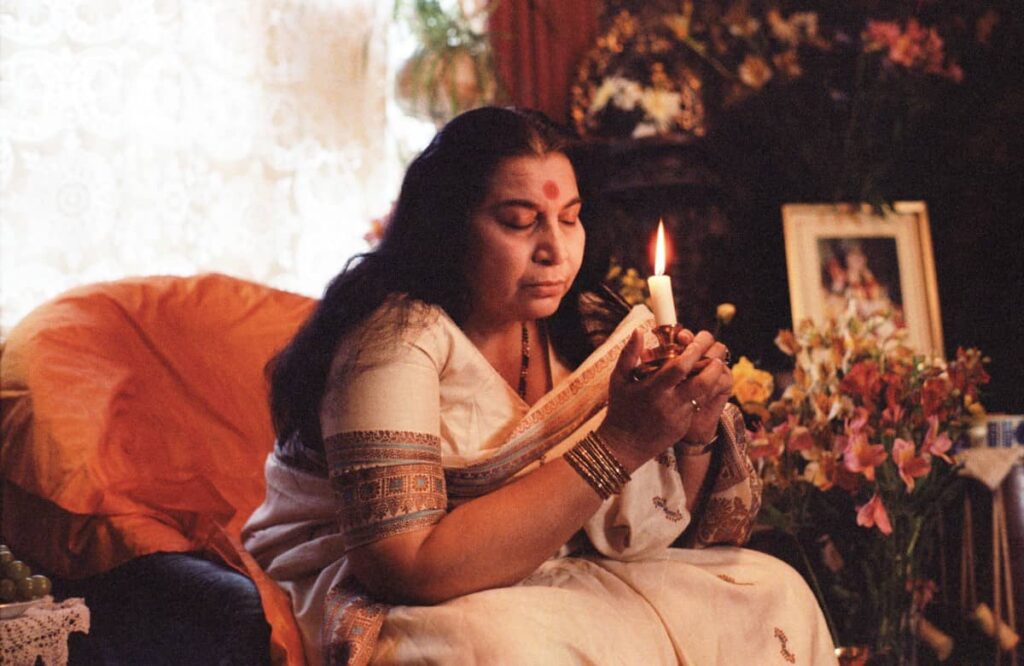 Шри Матаджи используют свечу для очищения Агии чакры