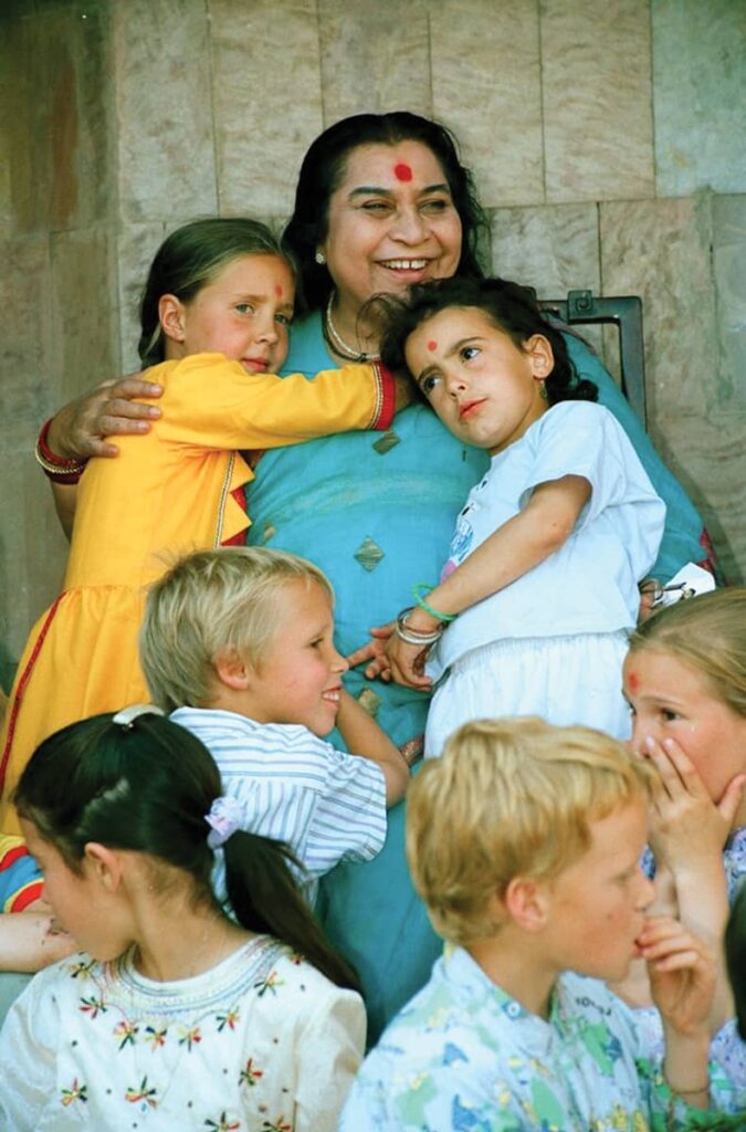 Шри Матаджи вместе с детьми в Пуне Индия