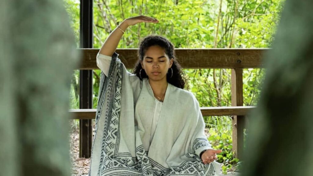 Девушка проверяет пробуждение Кундалини во время медитации