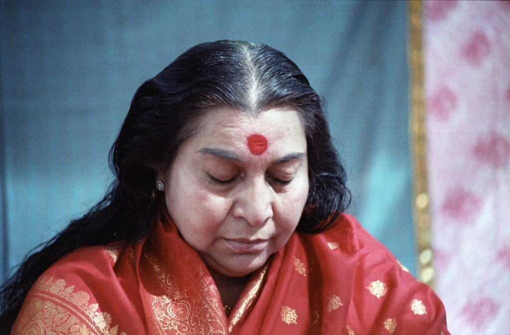 Шри Матаджи в медитации во время индийского тура 82-83